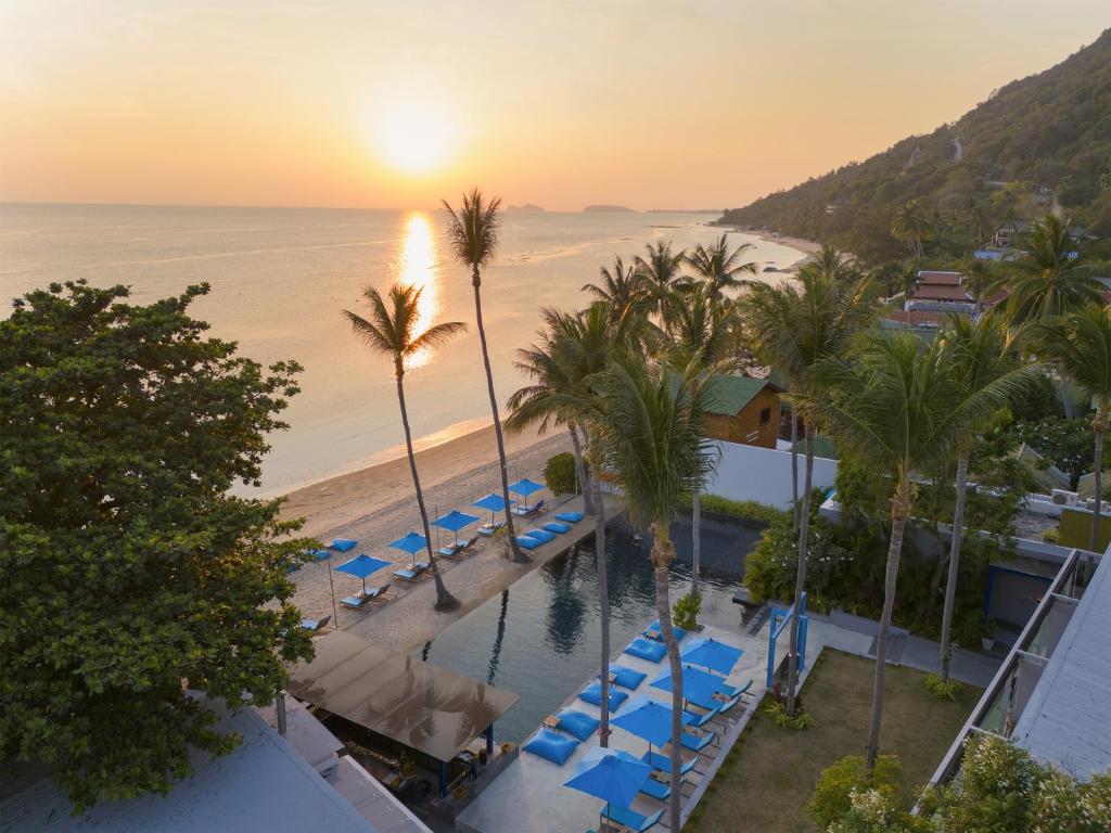 ハード・リンにあるExplorar Koh Phangan - Adults Only Resort and Spaのプールとビーチのあるリゾートの空からの景色を望めます。