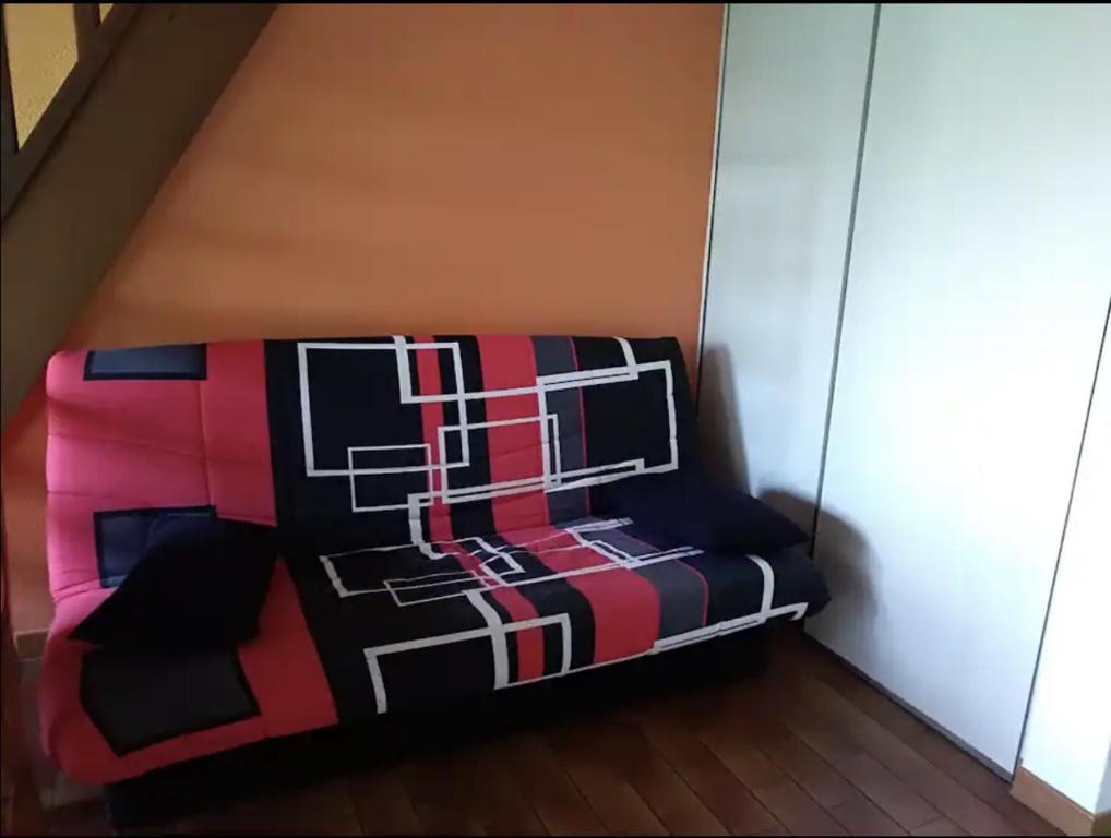 um quarto com uma cama com um cobertor colorido em Beautiful apartment - Swimming pool - 4 people em Cagnes-sur-Mer