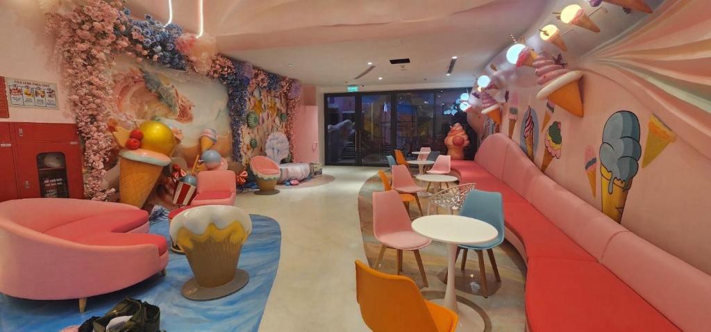 Nam KhêにあるAnna Villa Flamingo Linh Trườngのピンクとオレンジの椅子とテーブルが備わる客室です。