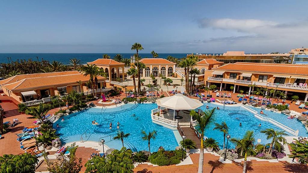 an overhead view of a swimming pool at a resort at Tenerife Royal Gardens - Las Vistas TRG - Viviendas Vacacionales in Playa de las Americas