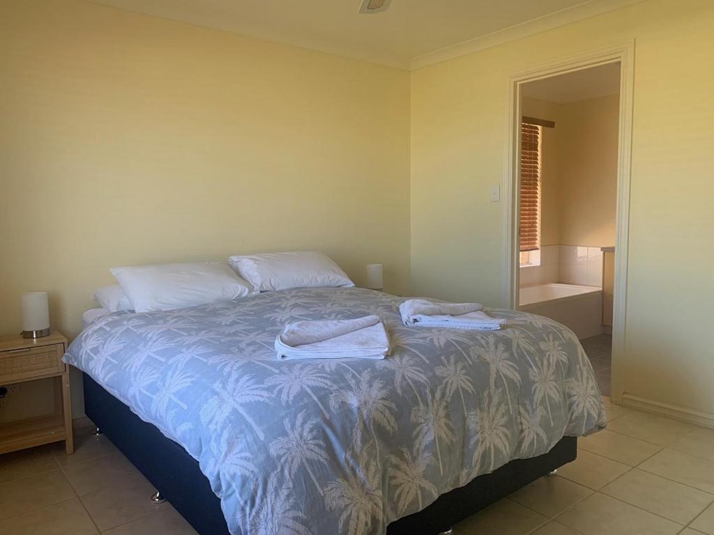 Ένα ή περισσότερα κρεβάτια σε δωμάτιο στο Lazy Days in Jurien Bay