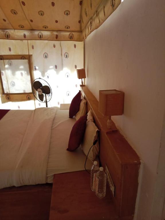Postel nebo postele na pokoji v ubytování THE THAR DESERT CAMP SAM JAISLMER