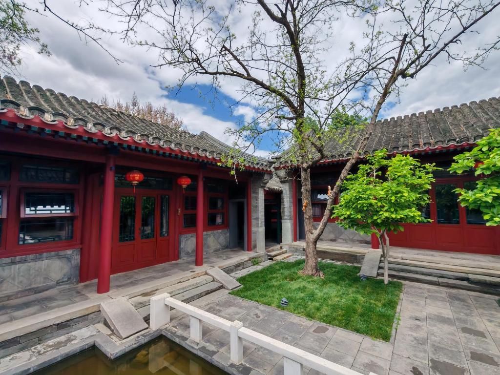 ein Gebäude mit einem Baum davor in der Unterkunft Beijing Heyuan Courtyard Hotel (Forbidden City) in Peking