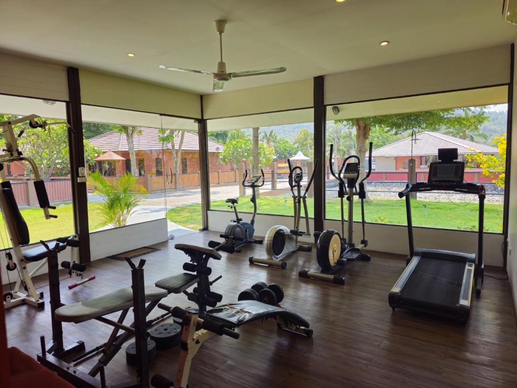 Fitness centrum a/nebo fitness zařízení v ubytování Baan Mesuk Hua Hin Spa and Resort