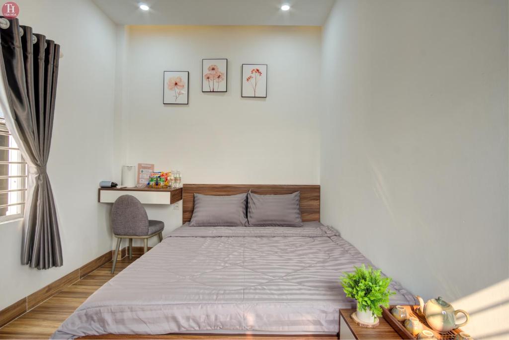ein Schlafzimmer mit einem Bett und einem Stuhl in der Unterkunft Tân Hoà Homestay Da Nang in Đà Nẵng