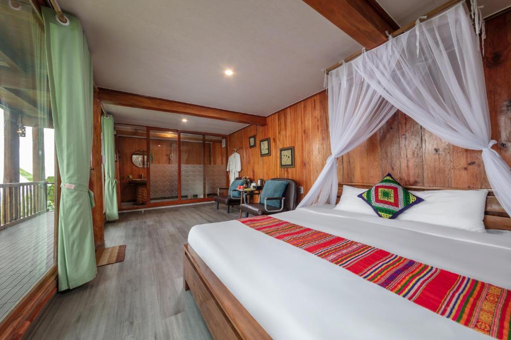 um quarto com uma cama de dossel em Gateway inn Puluong em Thanh Hóa