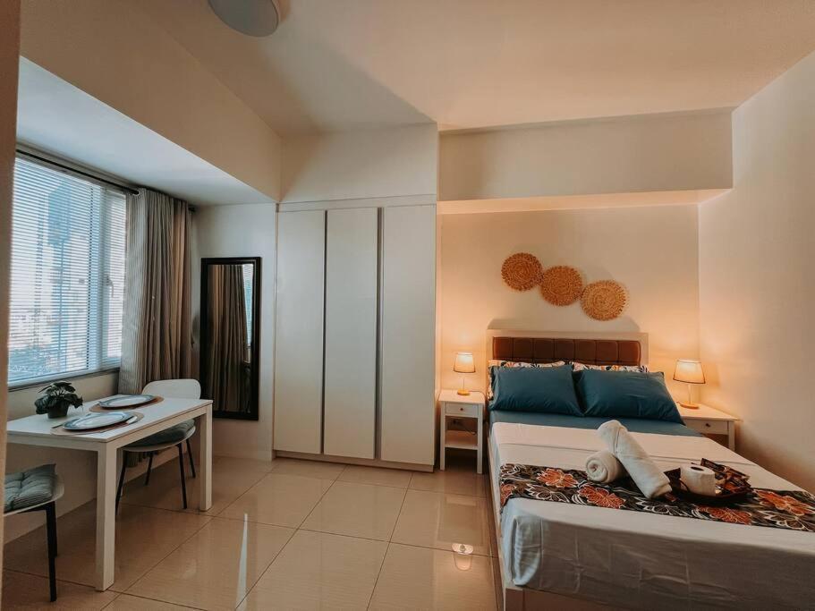 Postel nebo postele na pokoji v ubytování Hooga Home Calxy Residences Near Ayala Center Unit 10E