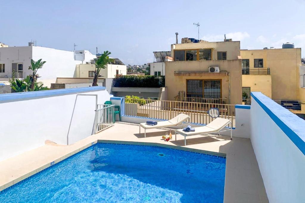 uma piscina no telhado de um edifício em Pool & Sea Merill Apartments Mellieha - Happy Rentals em Mellieħa