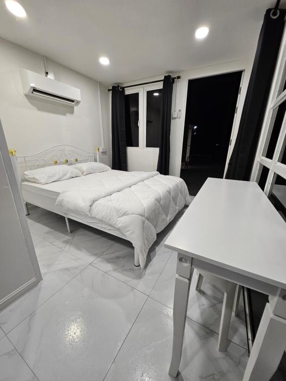 una camera bianca con letto e tavolo di Sentosa Palace a Dabung