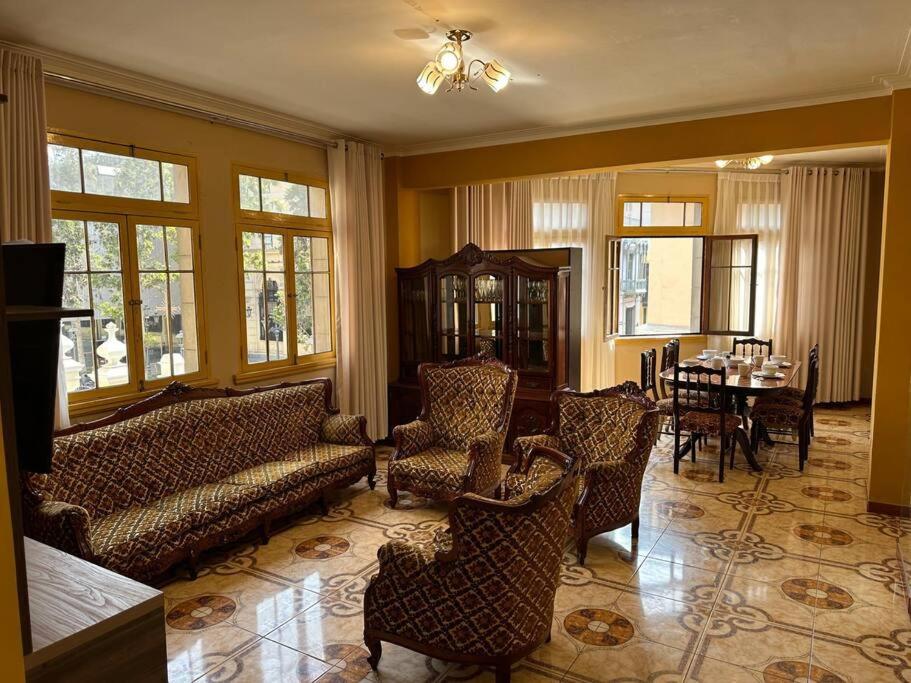 sala de estar con sofá, sillas y mesa en Lima ciudad de los reyes en Lima