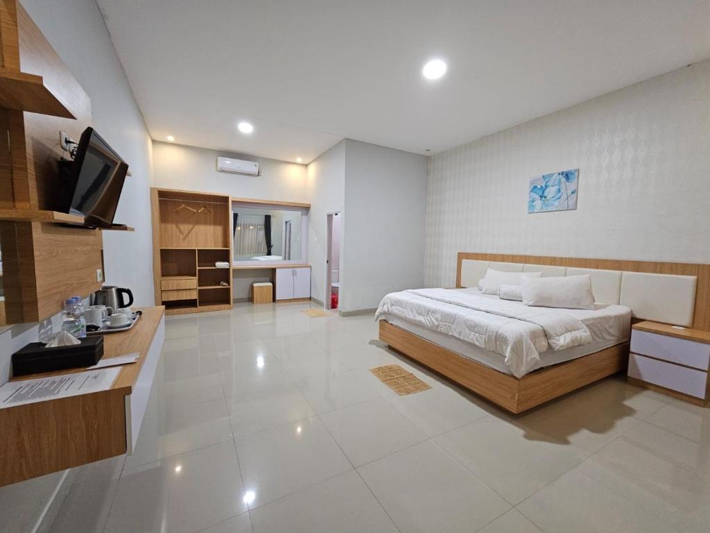 ein Schlafzimmer mit einem Bett und einem TV in der Unterkunft LOSMEN 88 in Ratodena