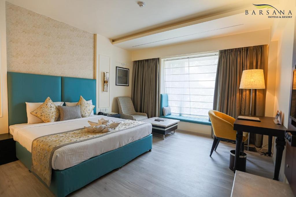 Postel nebo postele na pokoji v ubytování Barsana Hotel & Resort Siliguri