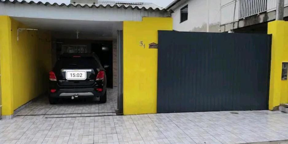 um carro está estacionado dentro de uma garagem em Casa Térrea Oliveira inteira em São José dos Pinhais