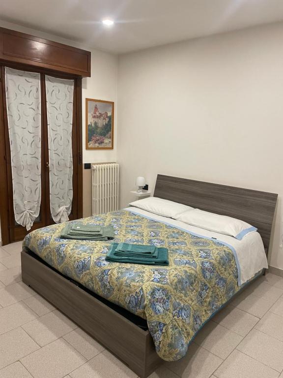 1 dormitorio con 1 cama grande con 2 platos en Casa Pompei, en Vigevano