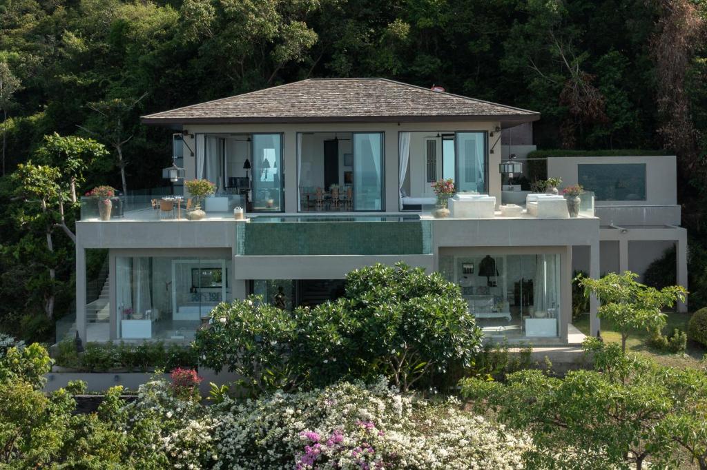 una gran casa blanca con árboles en el fondo en Villa Belle - fully serviced private sea view villa with an award winning in-house cook, en Choeng Mon Beach