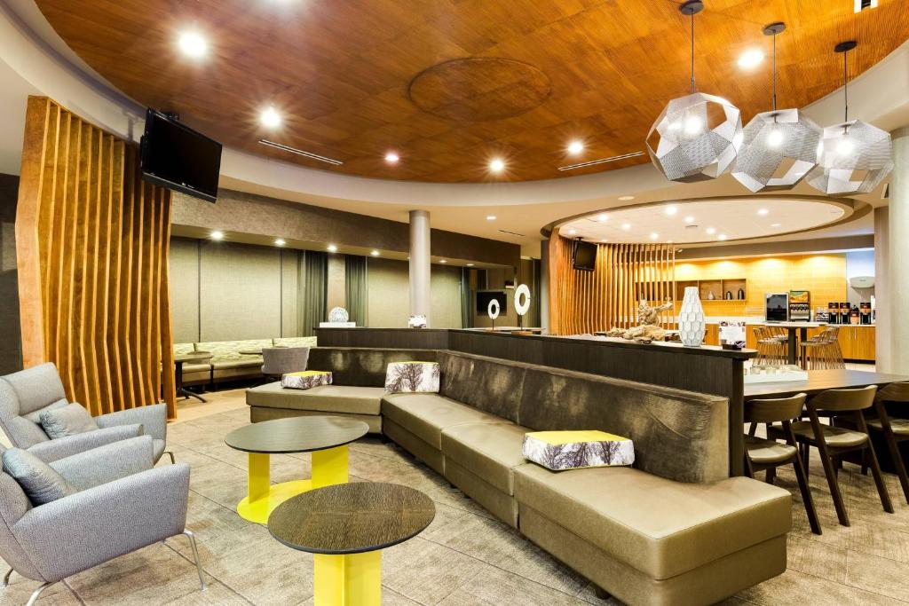 um átrio com um sofá e cadeiras e um bar em SpringHill Suites by Marriott McAllen Convention Center em McAllen