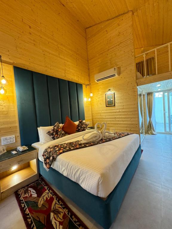 Postel nebo postele na pokoji v ubytování Bamboo Saa Mulberry Resort Pushkar
