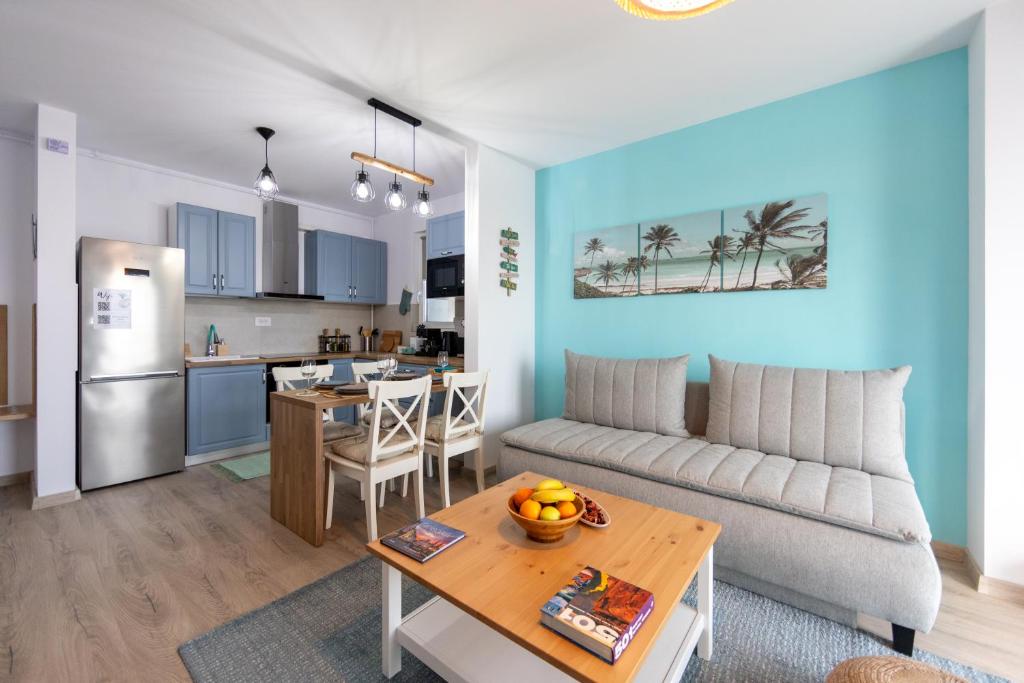 Η κουζίνα ή μικρή κουζίνα στο A & A Turquoise City View Apartment - By OpenHouse