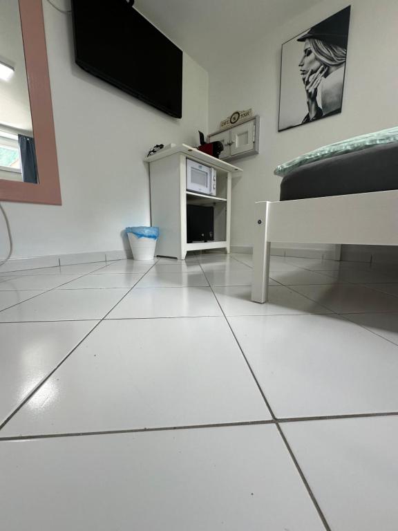 Kuchyň nebo kuchyňský kout v ubytování Simple room in Luxembourg city