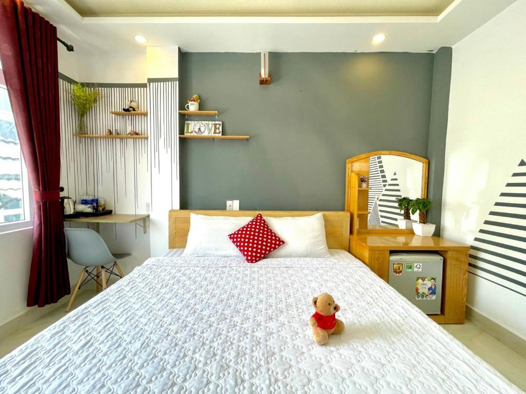 een teddybeer op een bed in een slaapkamer bij WINTERFEll HOTEL in Da Lat