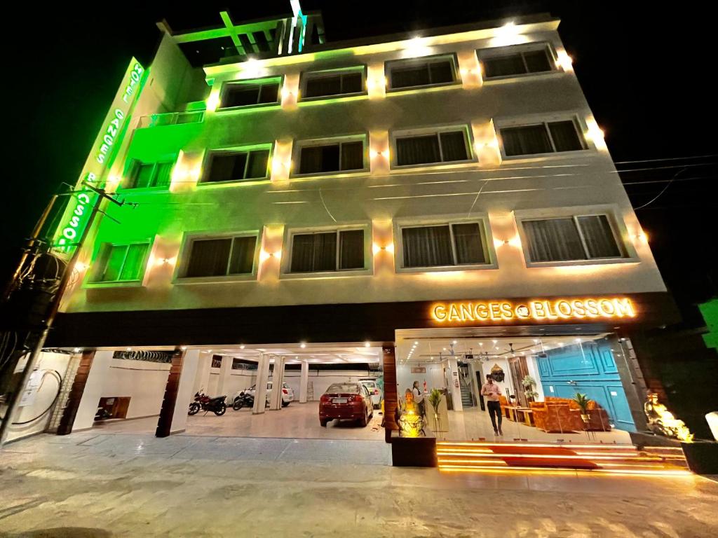un edificio con una señal verde delante de él en Sambha Lodge, en Kota