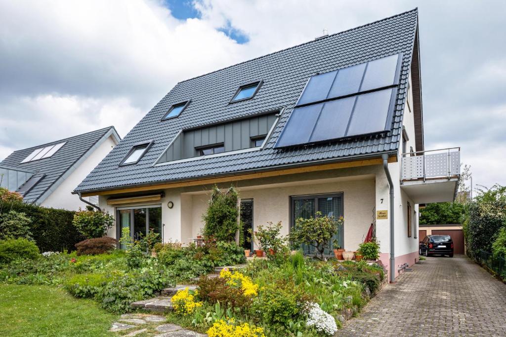 une maison avec des panneaux solaires sur le toit dans l'établissement Ferienwohnung Kühn, à Kirchzarten