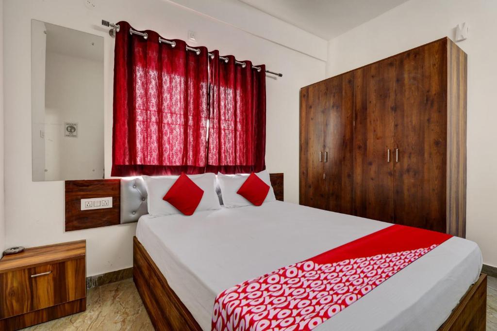 Ένα ή περισσότερα κρεβάτια σε δωμάτιο στο OYO 82074 Hotel Aishwarya Comfort
