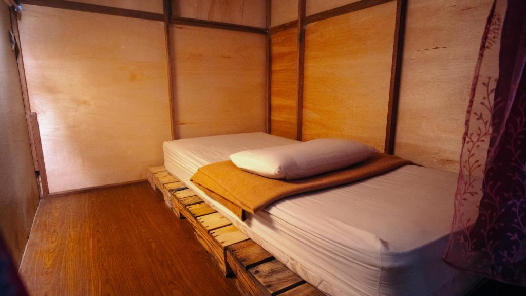 Postel nebo postele na pokoji v ubytování Jungle Ippie Hostel