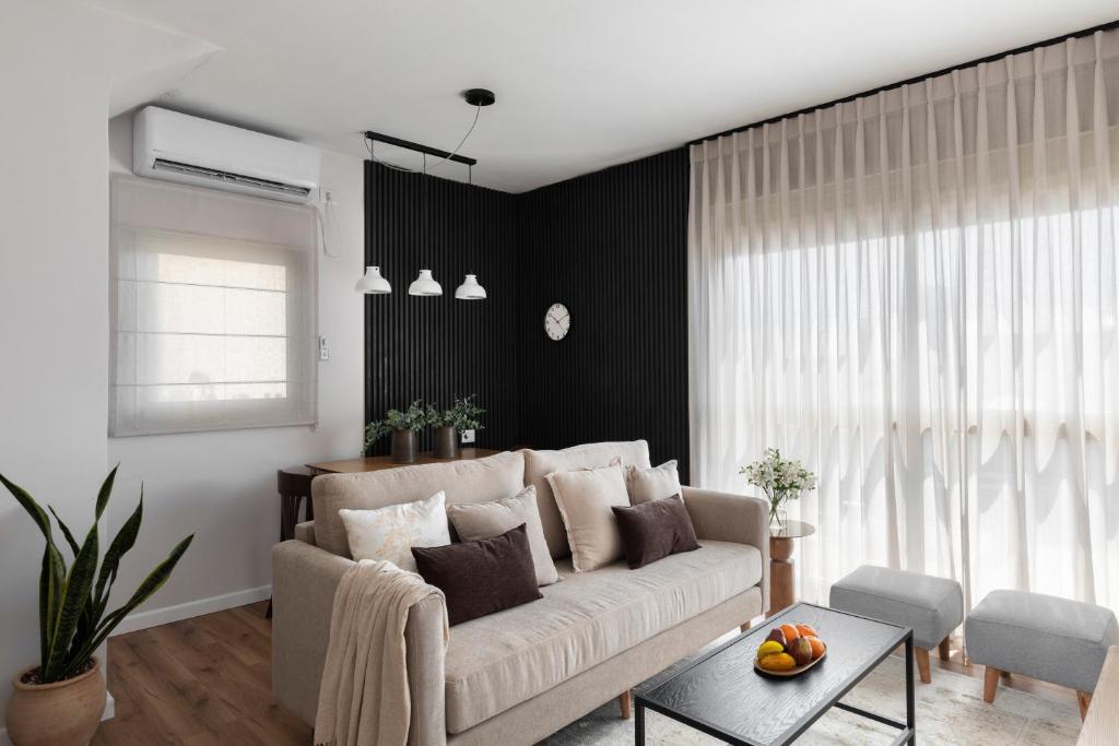 Χώρος καθιστικού στο The Arlozorov Residence - By Localz Group