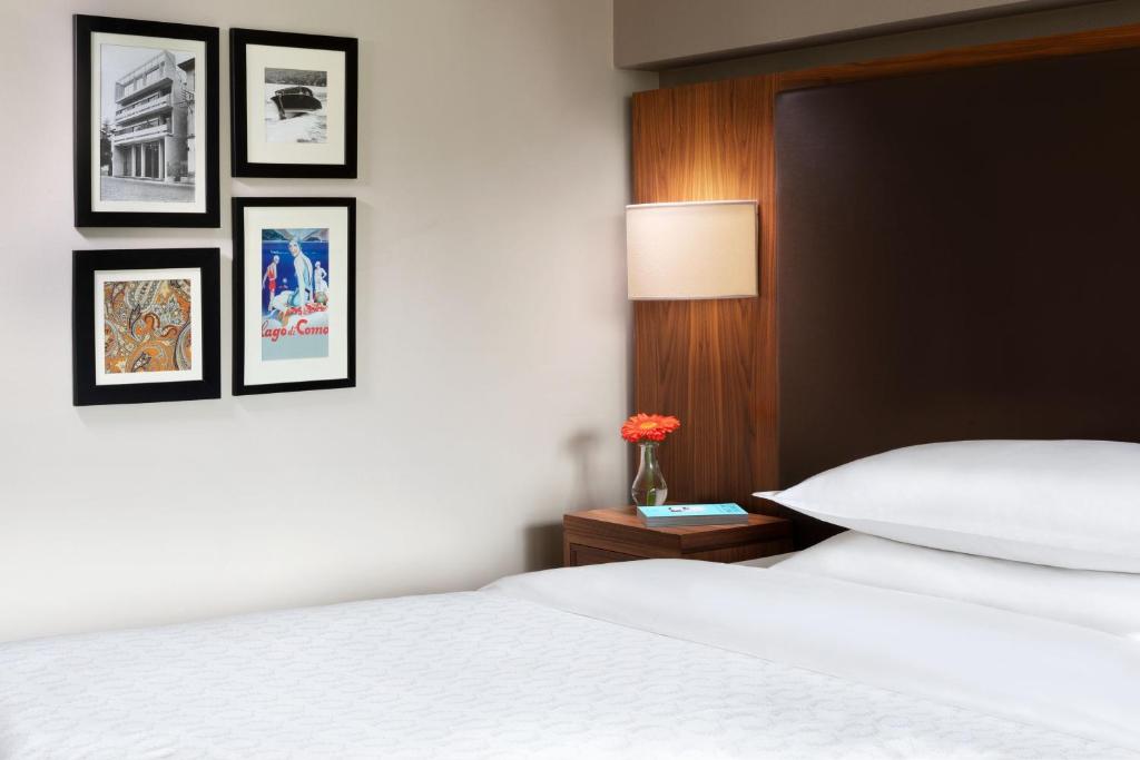 Postel nebo postele na pokoji v ubytování Sheraton Lake Como Hotel