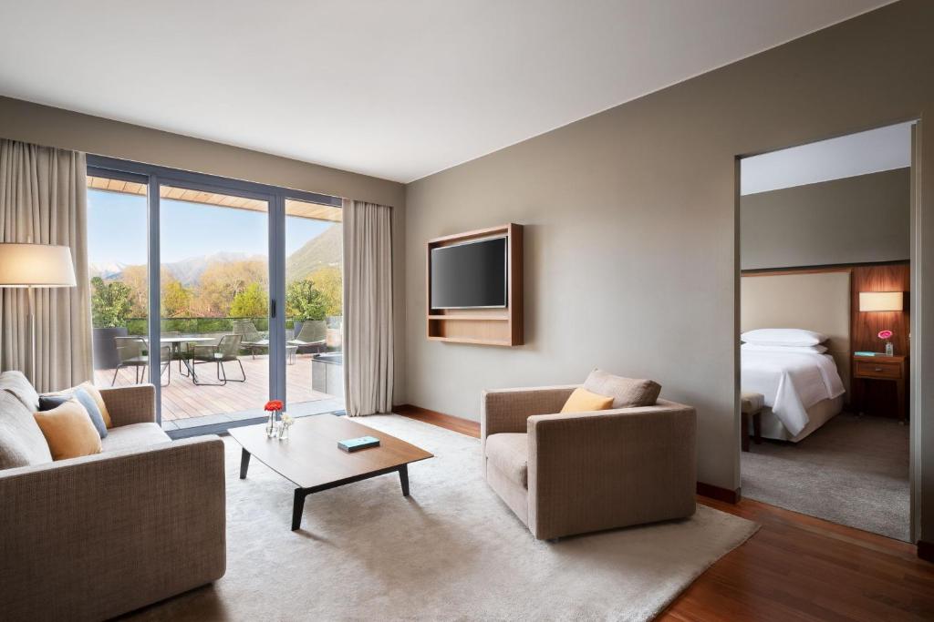 Postel nebo postele na pokoji v ubytování Sheraton Lake Como Hotel