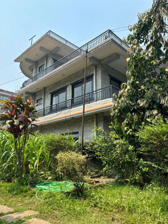 un edificio con balcone sul lato di Cherry Garden Pokhara a Pokhara
