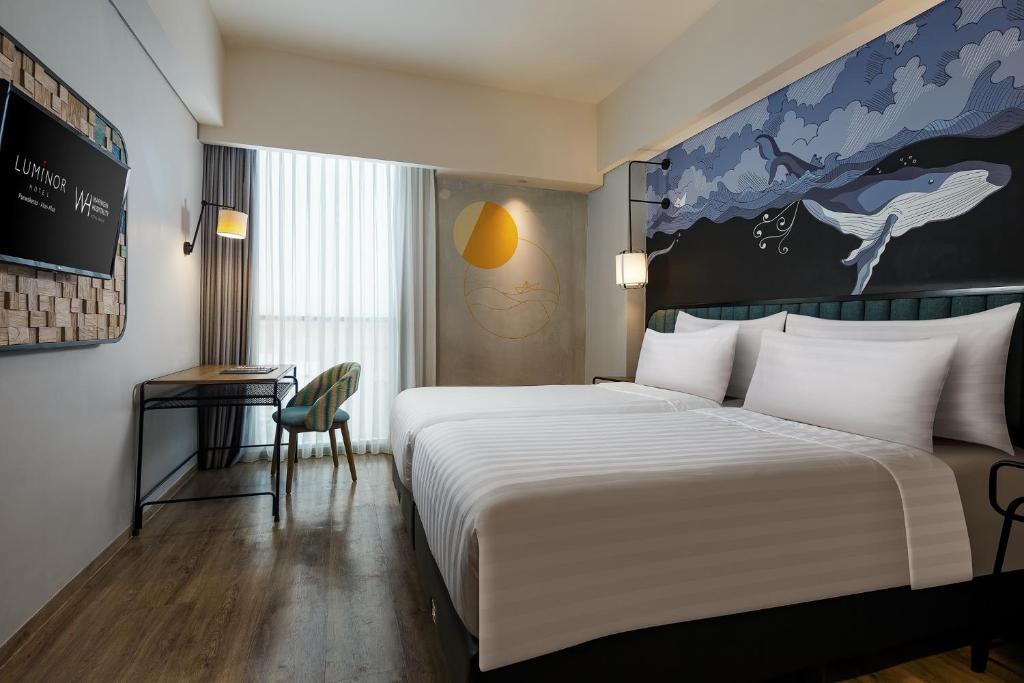 Postel nebo postele na pokoji v ubytování Luminor Hotel Purwokerto By WH