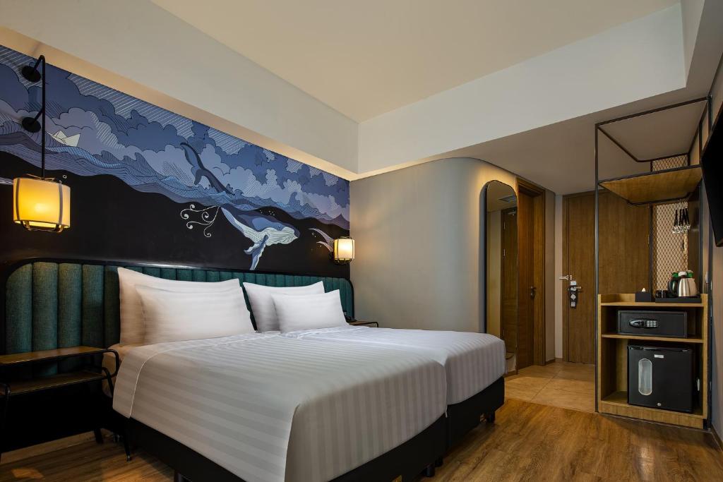 Postel nebo postele na pokoji v ubytování Luminor Hotel Purwokerto By WH