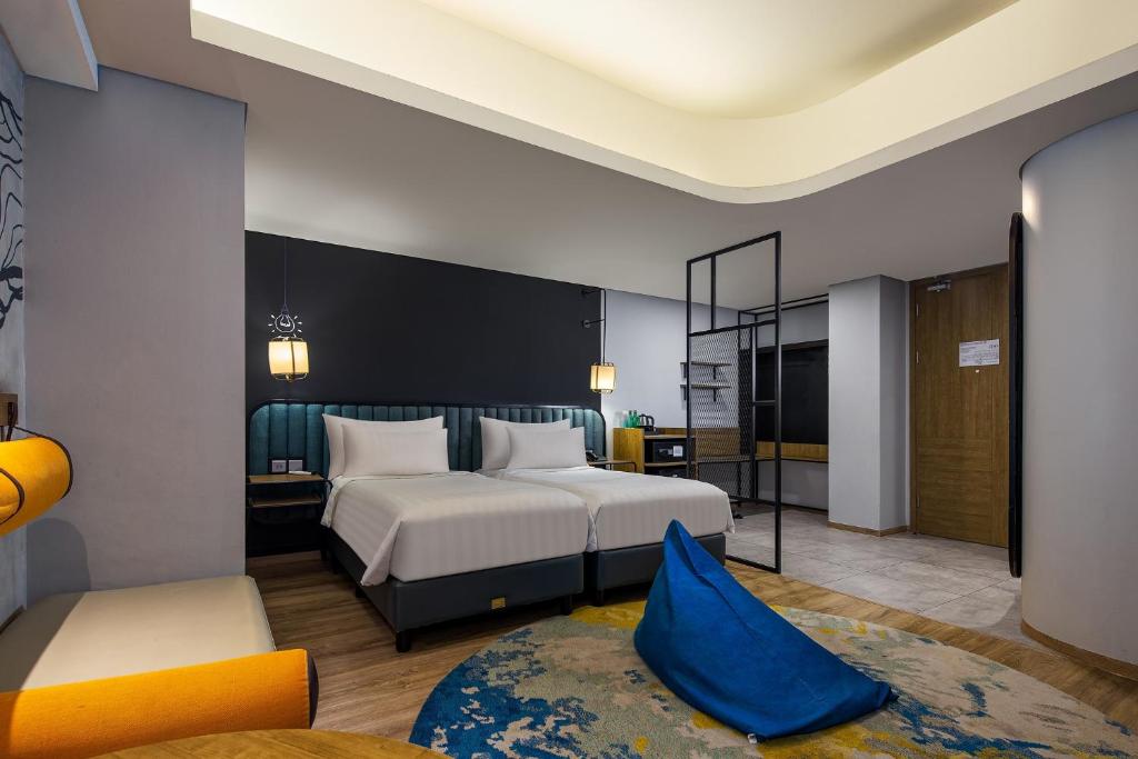 Postel nebo postele na pokoji v ubytování Luminor Hotel Purwokerto By WH