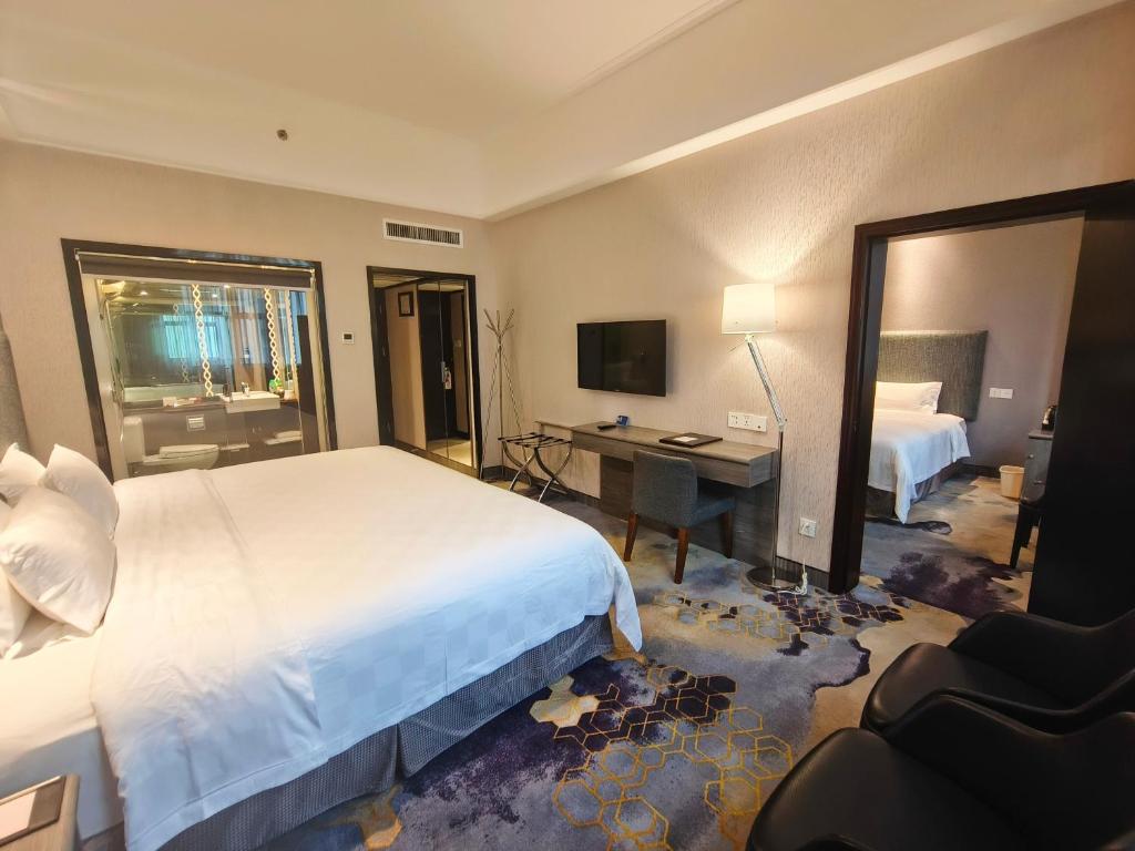 Postel nebo postele na pokoji v ubytování Shenzhen Lido Hotel