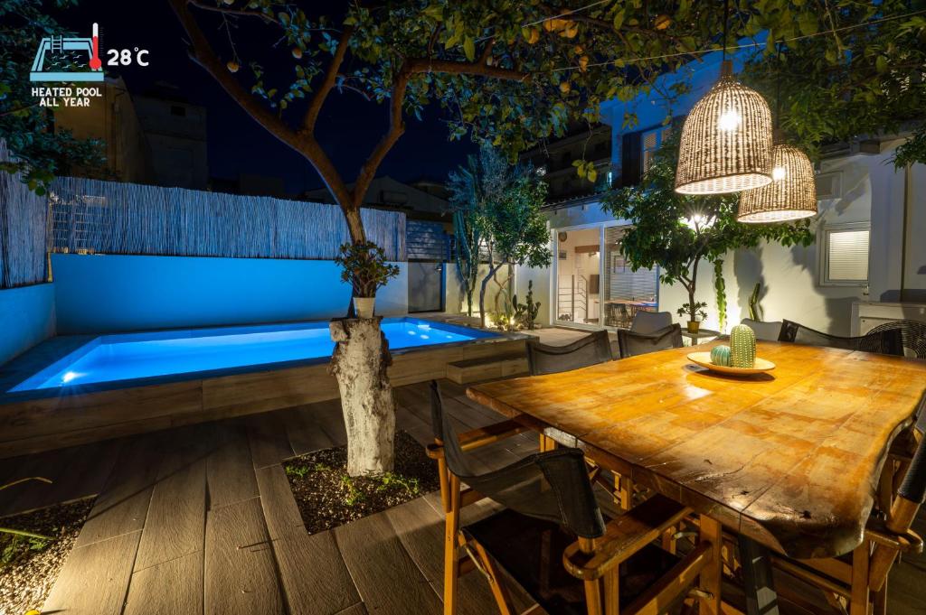 Bazén v ubytovaní Garden Cellar - Kalamata Mediterranean Villas alebo v jeho blízkosti
