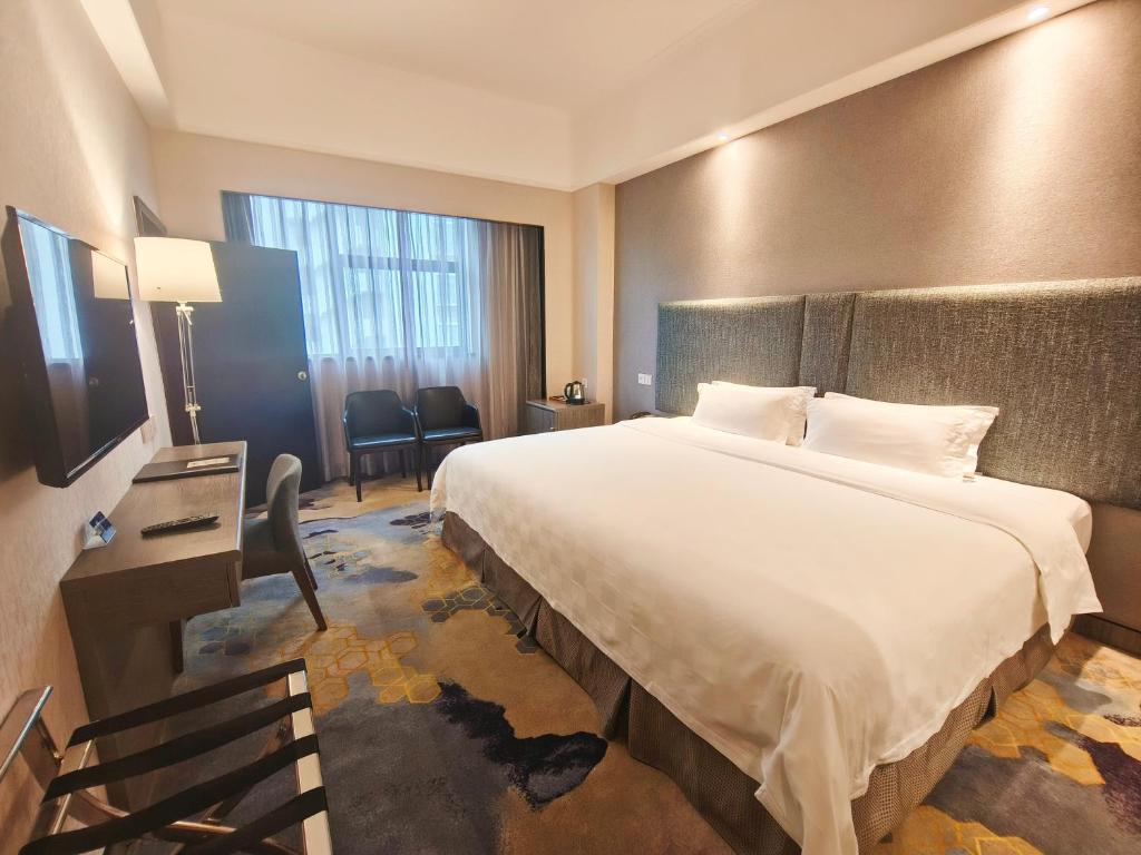 Postel nebo postele na pokoji v ubytování Shenzhen Lido Hotel