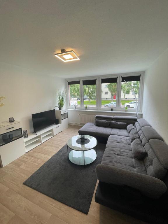 sala de estar con 2 sofás y TV de pantalla plana en Moderne Wohnung in Uninähe, en Magdeburgo