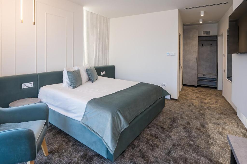 Postel nebo postele na pokoji v ubytování ALIVE HOTEL
