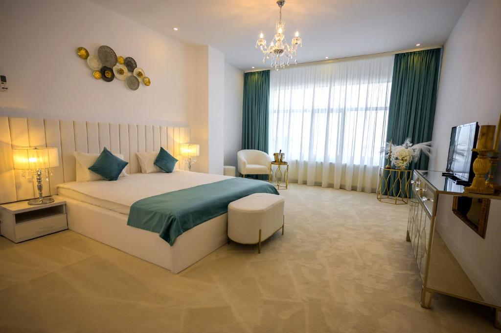 een slaapkamer met een bed en een televisie in een kamer bij Hotel Queen Vera in Mamaia
