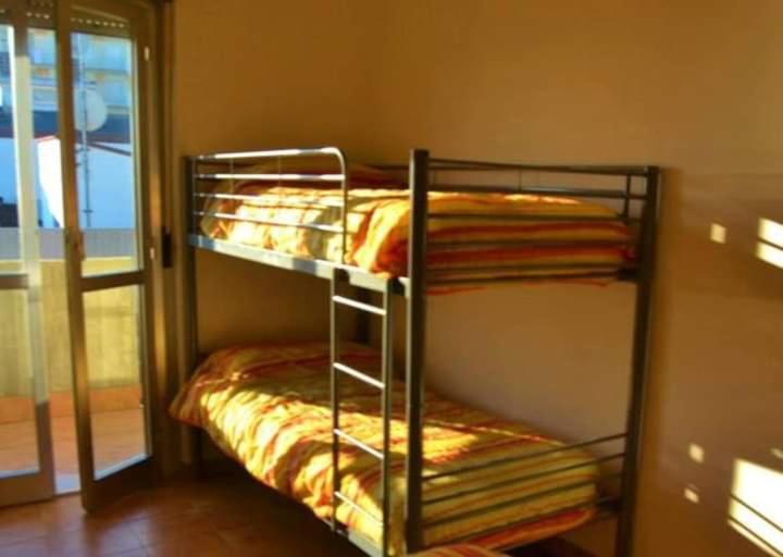アルバ・アドリアティカにあるCasa sul mareの窓付きの客室で、二段ベッド2台が備わります。