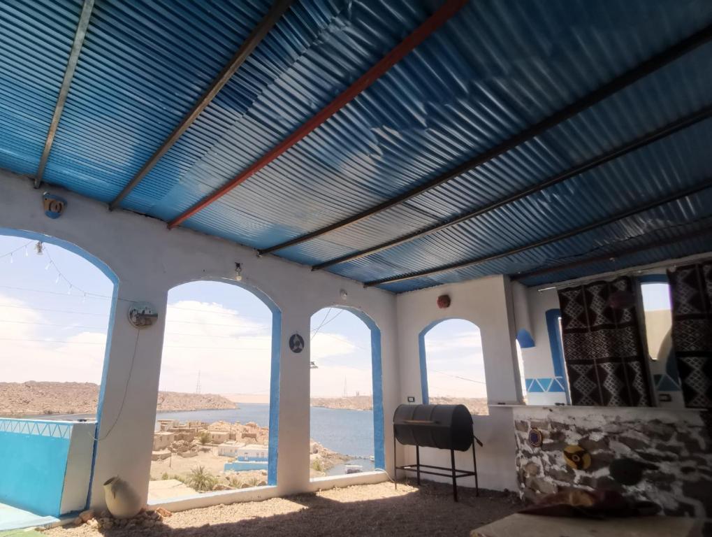 a room with a blue ceiling with windows at Asilah kato nubian guest house in Aswan