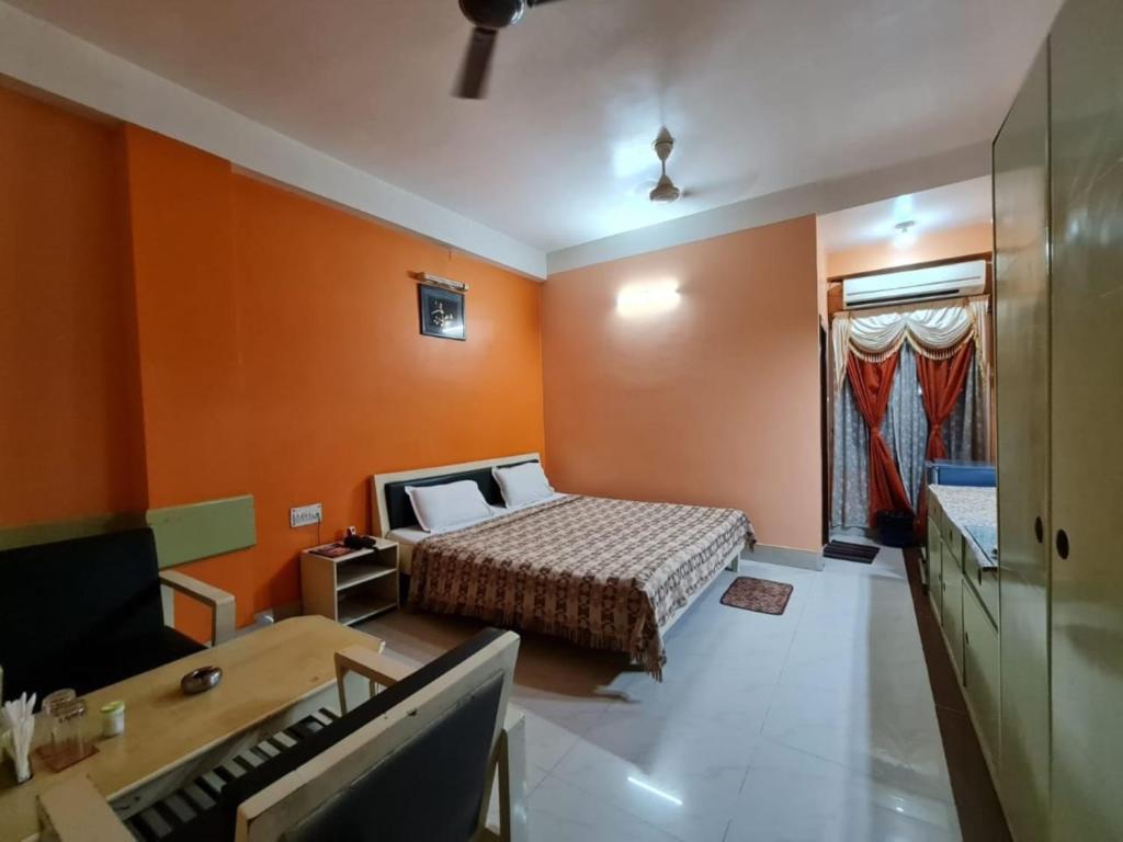 ein Schlafzimmer mit einem Bett und einer Tastatur darin in der Unterkunft Hotel Ellora Cooch Behar in Kuch Bihār