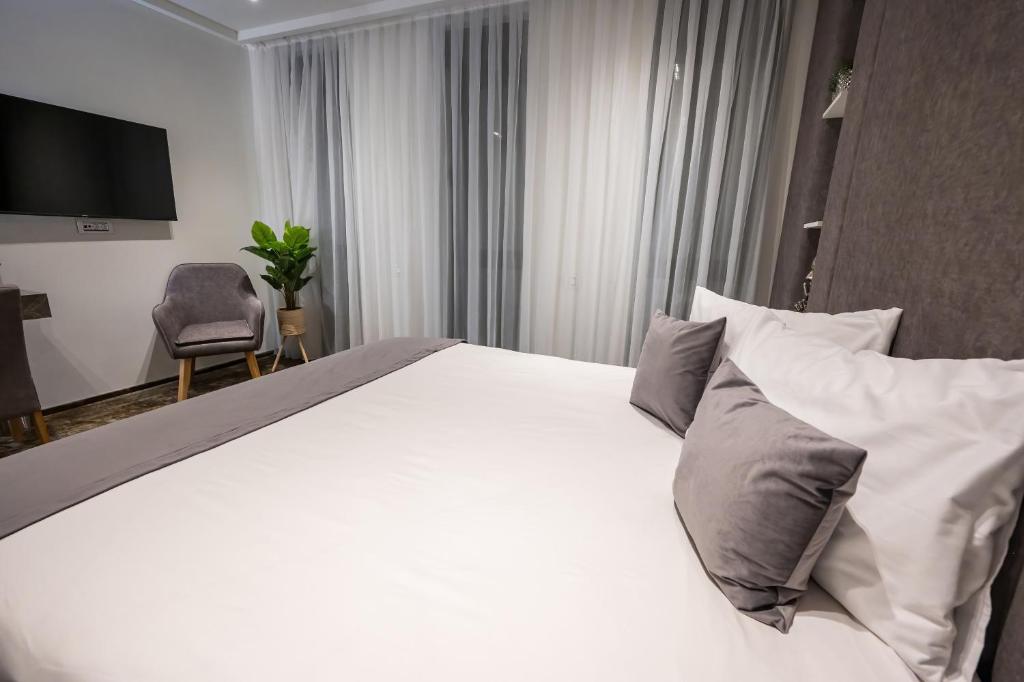 Postel nebo postele na pokoji v ubytování ALIVE HOTEL