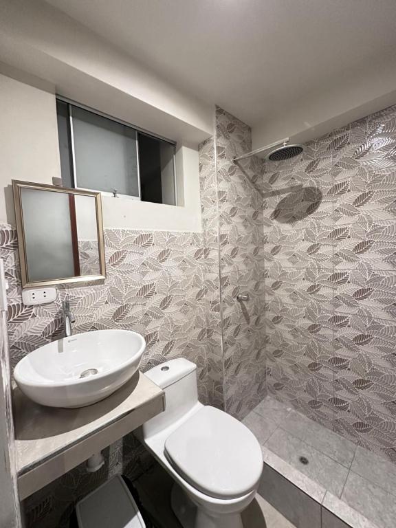 Un baño de Dpto a 3 min Plaza Huánuco y 1 cuadra Open Plaza