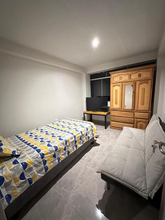 Una cama o camas en una habitación de Dpto a 3 min Plaza Huánuco y 1 cuadra Open Plaza