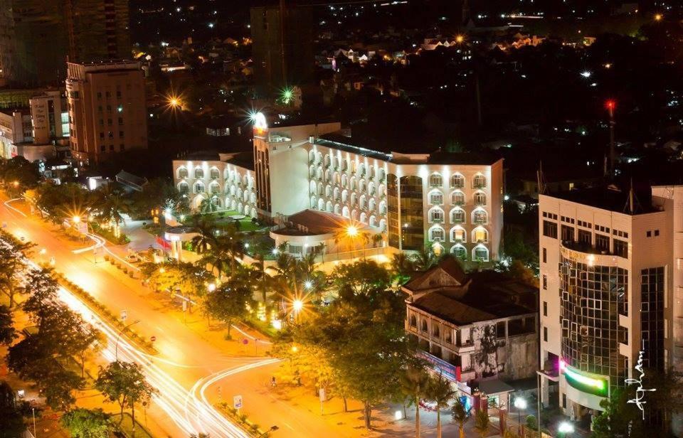 una ciudad por la noche con luces de la calle y edificios en Sai Gon Kim Lien Hotel Vinh City en Vinh