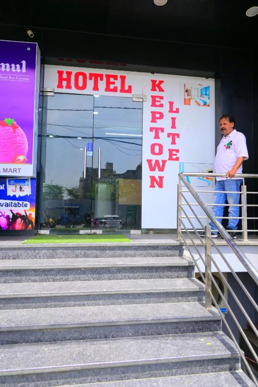 un homme debout sur une rampe devant un hôtel dans l'établissement Hotel Keptown Lite, à Jaipur