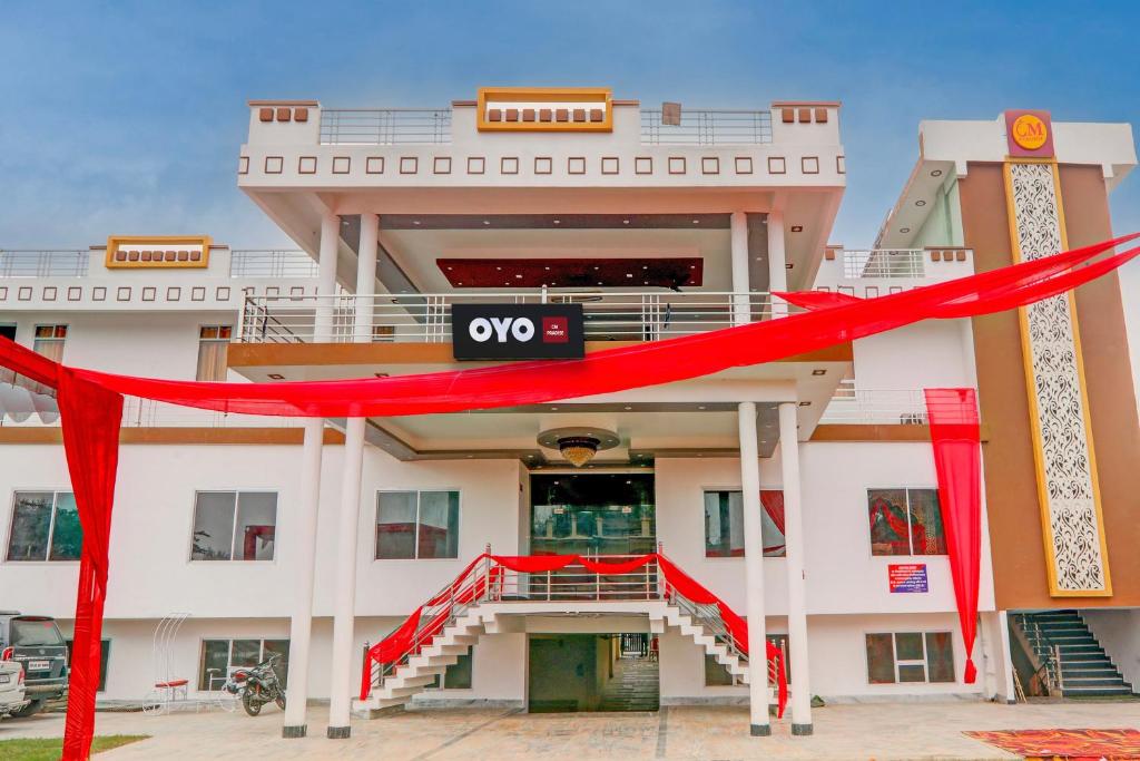 un edificio con una cinta roja delante de él en OYO C.M Paradise, en Lucknow